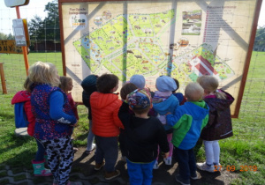 Dzieci oglądają mapę Zoo Safari.